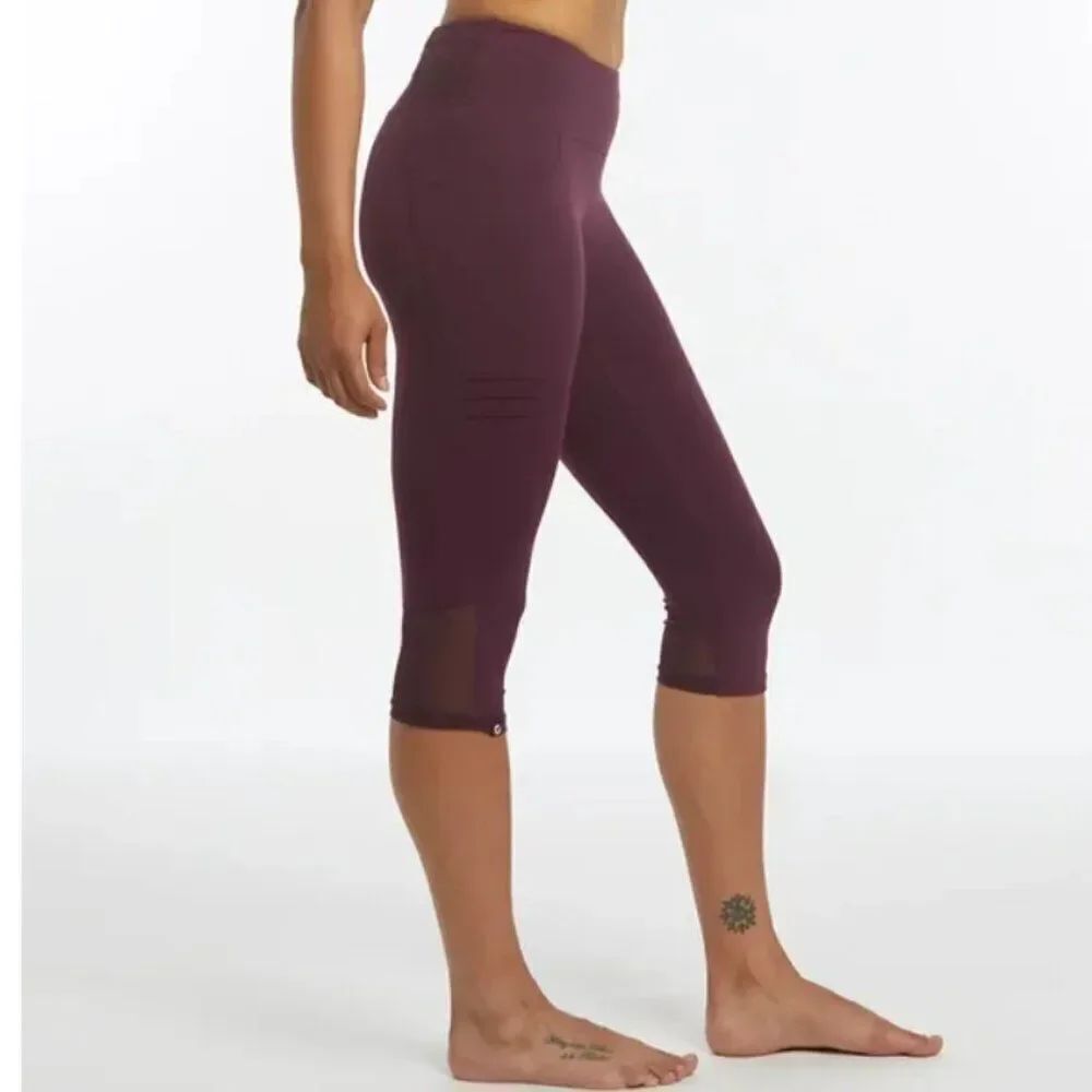 Like New! Oiselle Triple Threat Capri Leggings in Burgundy in Size 4